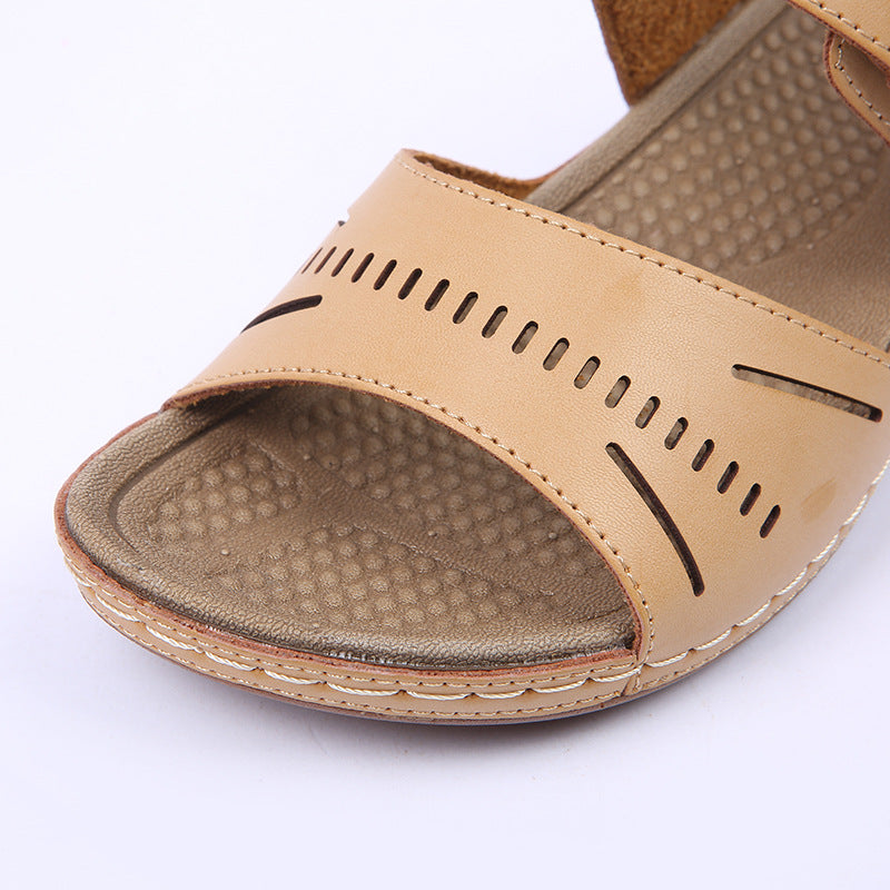 Women's low-heeled sandals lead to hollow hooks